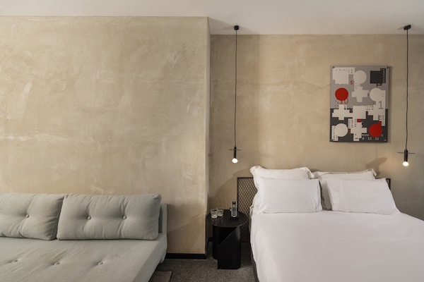 Foto van Brut Seafront Hotel by Sunday- Deluxe Vierpersoonskamer met balkon - BedRoom