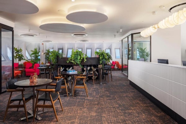 Foto van Brut Seafront Hotel by Sunday- Deluxe Vierpersoonskamer met balkon - HotelFacilitiesAndServices