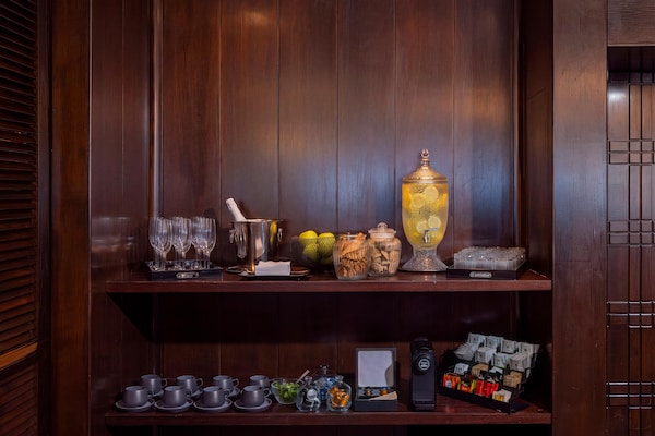 Foto van Brut Seafront Hotel by Sunday- Deluxe Vierpersoonskamer met balkon - HallReception
