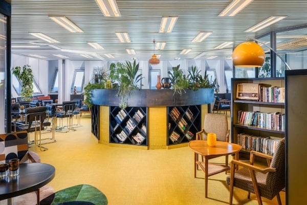 Foto van Brut Seafront Hotel by Sunday- Deluxe Vierpersoonskamer met balkon - HallReception
