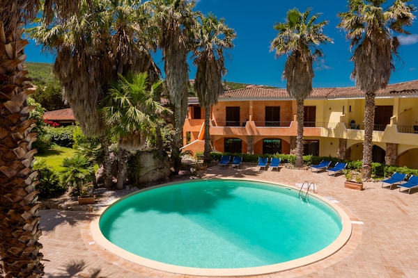 Foto van Residence met gemeenschappelijk zwembad in Palau - Vakantiehuis in Palau (SS) - PoolOfHouse