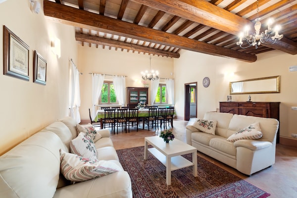 Foto van Villa in Belforte bij Sasso Simone Park - Vakantiehuis in Belforte all'Isauro - LivingRoom