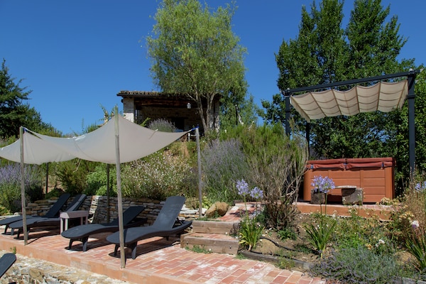 Foto van Elegant appartement in Umbertide met zwembad en uitzicht - TerraceBalcony