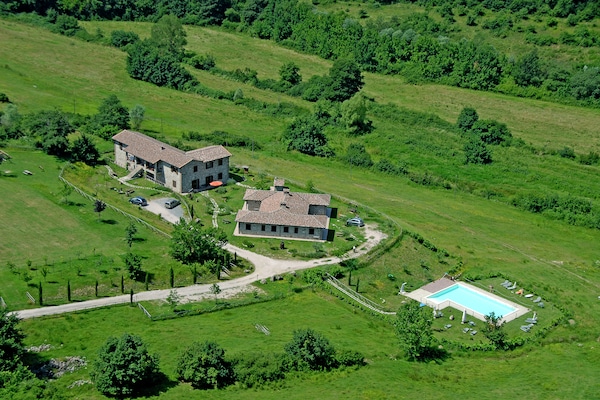 Foto van Boerderij bij Trasimeense Meer met Zwembad - Vakantiehuis in Passignano sul Trasimeno - ExteriorSummer