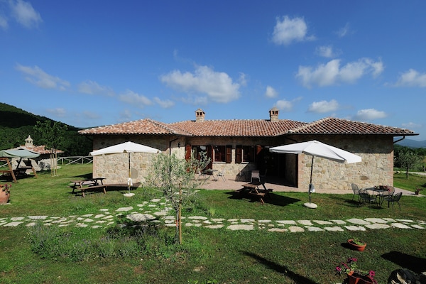 Foto van Boerderij bij Trasimeense Meer met Zwembad - Vakantiehuis in Passignano sul Trasimeno - ExteriorSummer