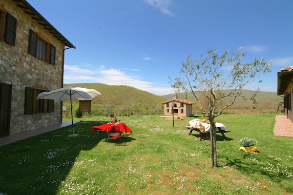 Foto van Boerderij bij Trasimeense Meer met Zwembad - Vakantiehuis in Passignano sul Trasimeno - ExteriorSummer