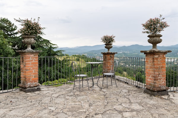Foto van Landhuis in Ovada met zwembad en heuvels - Vakantiehuis in Ovada - TerraceBalcony
