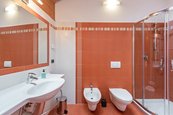 Foto van Charmant appartement in Trentino nabij een boomgaard - BathRoom