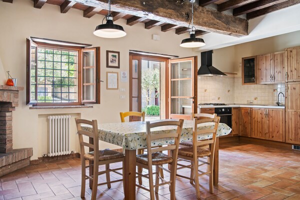 Foto van Rustig dorpsverblijf met open haard - Vakantiehuis in Castellarano - DiningRoom