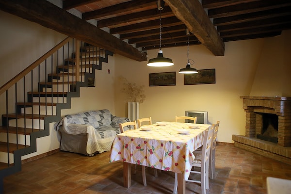 Foto van Rustig dorpsverblijf met open haard - Vakantiehuis in Castellarano - DiningRoom