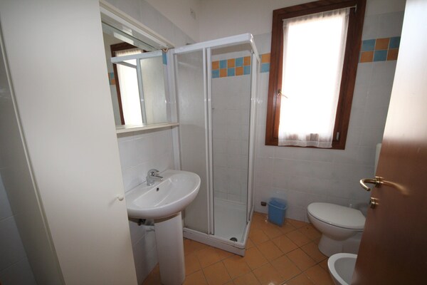Foto van Familieverblijf in Rosolina Mare vlakbij zee - Vakantiehuis in Rosolina Mare RO - BathRoom