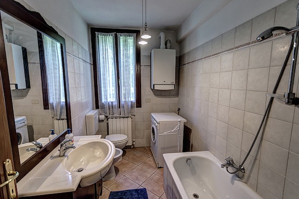 Foto van Landelijk genot met zwembad en tennisbaan - Vakantiehuis in Pontecchio Polesine - BathRoom