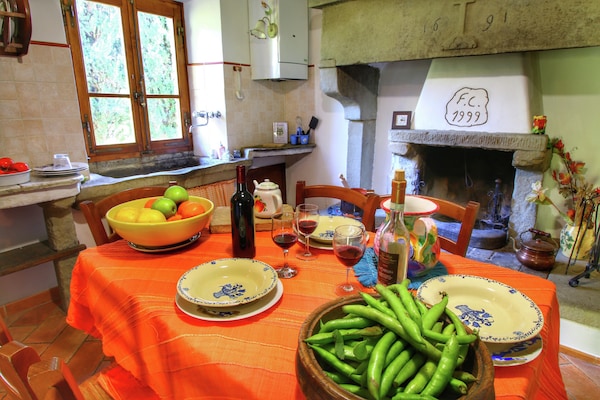 Foto van Opvallende boerderij, Ortignano - Vakantiehuis in Ortignano - DiningRoom