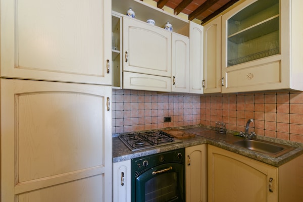 Foto van Comfortabel appartement met adembenemend uitzicht, nabij warmwaterbronnen - Kitchen