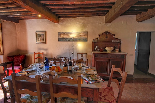 Foto van Boerderij-appartement omringd door cipressen en olijfbomen met panoramisch zicht - DiningRoom