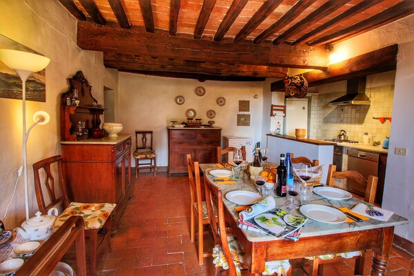 Foto van Boerderij-appartement omringd door cipressen en olijfbomen met panoramisch zicht - DiningRoom