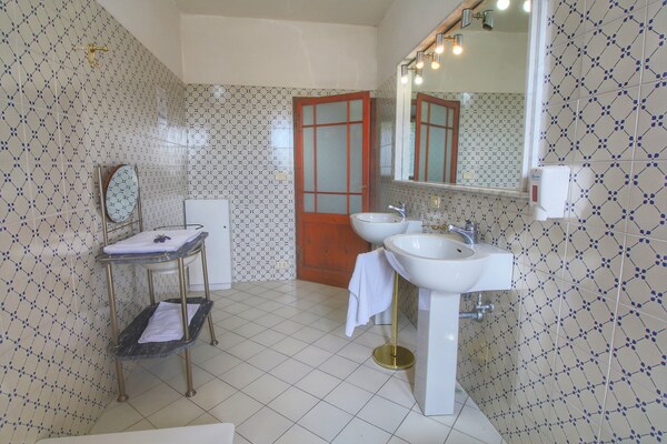 Foto van Boerderij-appartement omringd door cipressen en olijfbomen met panoramisch zicht - BathRoom