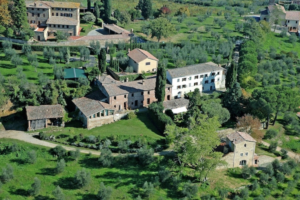 Foto van Gezellige boerderij in Le Tolfe met een zwembad - Vakantiehuis in Siena - ExteriorSummer