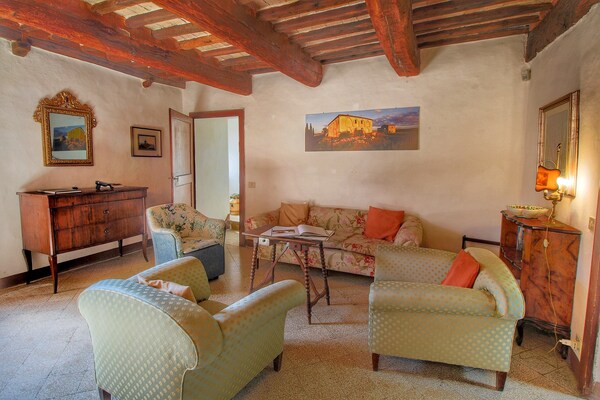 Foto van Gezellige boerderij in Le Tolfe met een zwembad - Vakantiehuis in Siena - LivingRoom