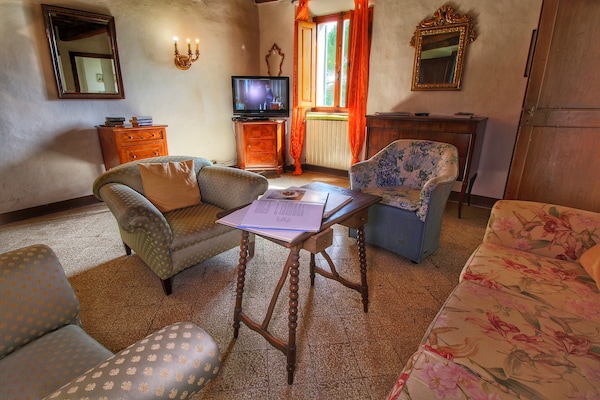 Foto van Gezellige boerderij in Le Tolfe met een zwembad - Vakantiehuis in Siena - LivingRoom
