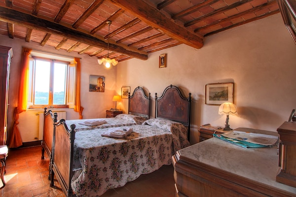 Foto van Gezellige boerderij in Le Tolfe met een zwembad - Vakantiehuis in Siena - BedRoom
