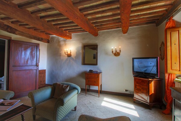 Foto van Gezellige boerderij in Le Tolfe met een zwembad - Vakantiehuis in Siena - LivingRoom