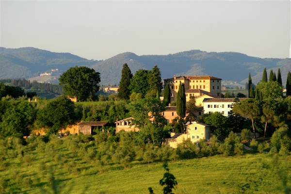 Foto van Gezellige boerderij in Le Tolfe met een zwembad - Vakantiehuis in Siena - ExteriorSummer