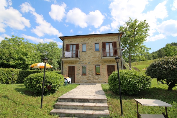 Foto van Appartement in Marche met Zwembad en Privacy - Vakantiehuis in Apecchio - ExteriorSummer