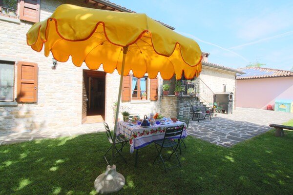 Foto van Cottage in Marche met zwembad en boszicht - Vakantiehuis in Apecchio - TerraceBalcony