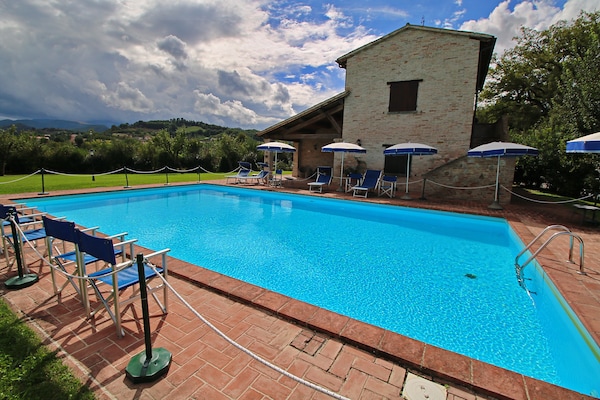 Foto van Cottage in Urbania met zwembad en terras - Vakantiehuis in Urbania - PoolOfHouse