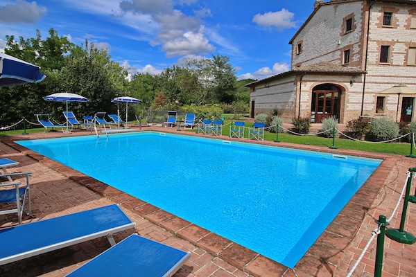 Foto van Cottage in Urbania met zwembad en terras - Vakantiehuis in Urbania - PoolOfHouse
