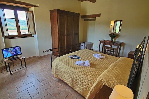 Foto van Cottage in Urbania met zwembad en terras - Vakantiehuis in Urbania - BedRoom