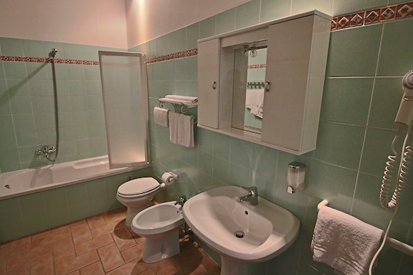 Foto van Cottage in Urbania met zwembad en terras - Vakantiehuis in Urbania - BathRoom