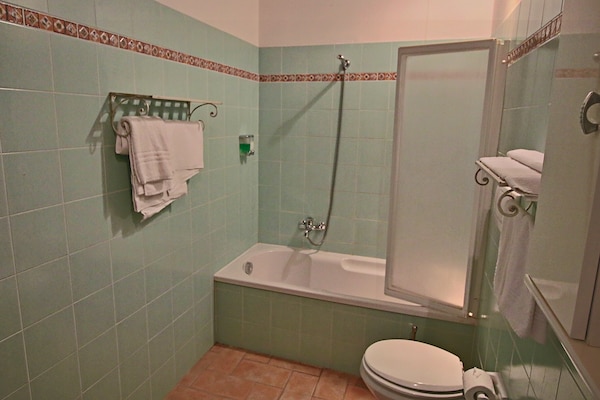 Foto van Cottage in Urbania met zwembad en terras - Vakantiehuis in Urbania - BathRoom