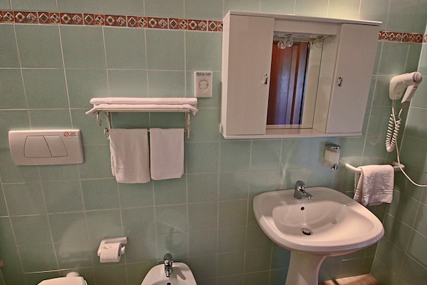 Foto van Cottage in Urbania met zwembad en terras - Vakantiehuis in Urbania - BathRoom