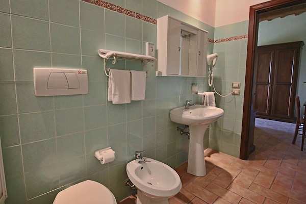 Foto van Cottage in Urbania met zwembad en terras - Vakantiehuis in Urbania - BathRoom