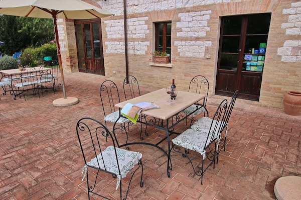 Foto van Cottage in Urbania met zwembad en terras - Vakantiehuis in Urbania - TerraceBalcony