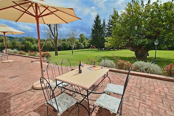 Foto van Cottage in Urbania met zwembad en terras - Vakantiehuis in Urbania - TerraceBalcony