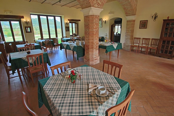 Foto van Cottage in Urbania met zwembad en terras - Vakantiehuis in Urbania - Facilities