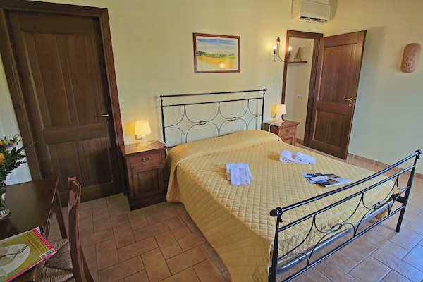 Foto van Cottage in Urbania met zwembad en terras - Vakantiehuis in Urbania - BedRoom