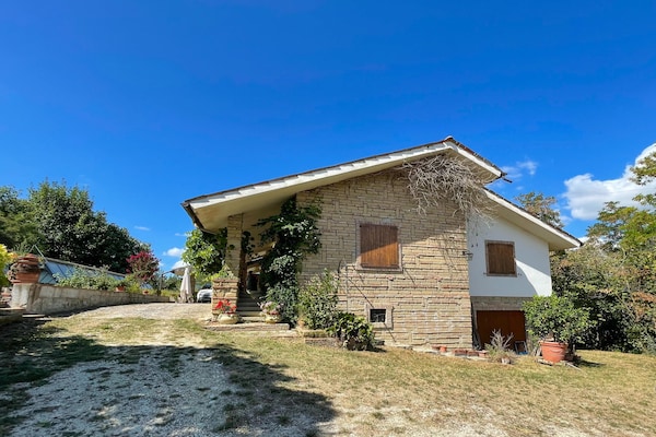 Foto van Leuke vakantiewoning met zwembad in de Verdicchio-regio - ExteriorSummer