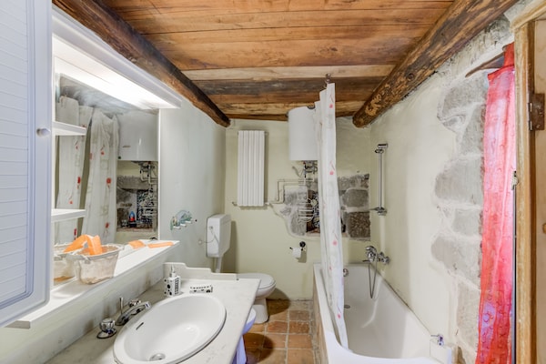 Foto van Familieverblijf in de molen met barbecue - Vakantiehuis in Roccafluvione - BathRoom