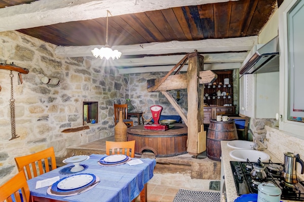 Foto van Familieverblijf in de molen met barbecue - Vakantiehuis in Roccafluvione - DiningRoom