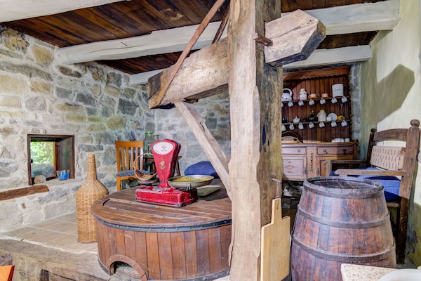 Foto van Familieverblijf in de molen met barbecue - Vakantiehuis in Roccafluvione - LivingRoom