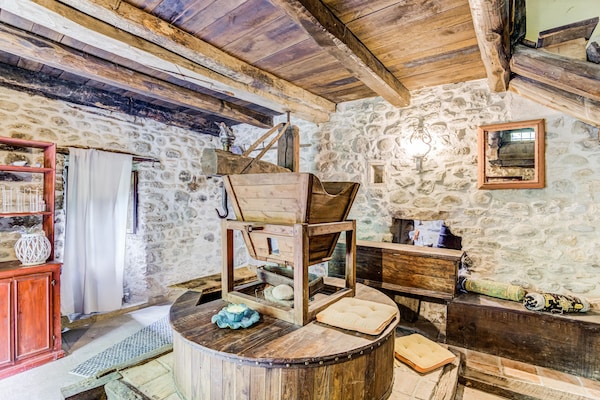 Foto van Familieverblijf in de molen met barbecue - Vakantiehuis in Roccafluvione - LivingRoom