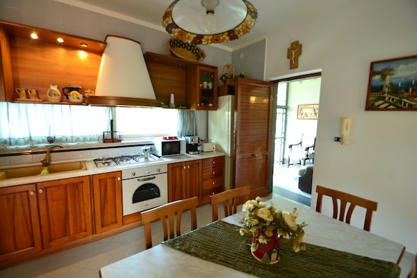 Foto van Klassieke villa in het centrum van Pompeï met prachtige tuin - Kitchen