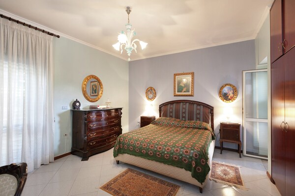 Foto van Klassieke villa in het centrum van Pompeï met prachtige tuin - BedRoom