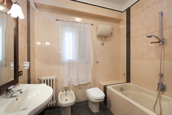Foto van Klassieke villa in het centrum van Pompeï met prachtige tuin - BathRoom