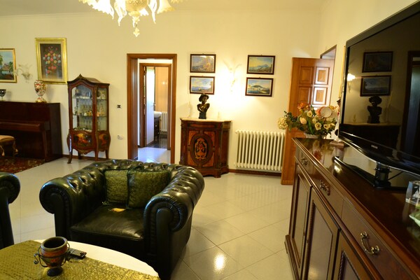 Foto van Klassieke villa in het centrum van Pompeï met prachtige tuin - LivingRoom