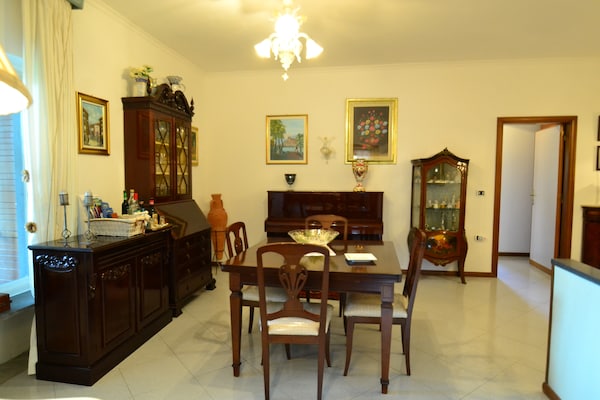 Foto van Klassieke villa in het centrum van Pompeï met prachtige tuin - LivingRoom